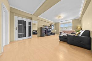 un salon avec un canapé et une table dans l'établissement Big 4-room SPACIOUS apartment, à Bratislava 16 autres photos