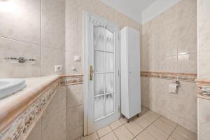 La salle de bains est pourvue d'un lavabo et d'une porte blanche. dans l'établissement Big 4-room SPACIOUS apartment, à Bratislava