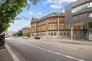 une rue vide avec un bâtiment et des voitures sur la route dans l'établissement Big 4-room SPACIOUS apartment, à Bratislava