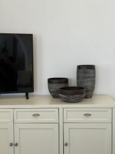 TV a/nebo společenská místnost v ubytování white house apollon naxos