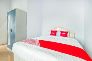 Postel nebo postele na pokoji v ubytování OYO 1906 Zhafira Guest House Syariah