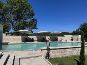 Bazén v ubytování Bastide La Guilhabertie nebo v jeho okolí
