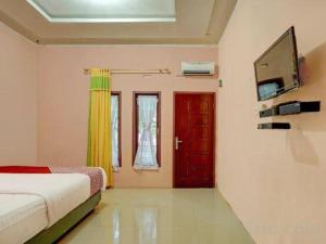 Televisyen dan/atau pusat hiburan di Hotel O Efniati Homestay Syariah +44 gambar