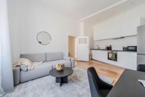 a living room with a couch and a table at Apartment am Holländischen Viertel in Potsdam
