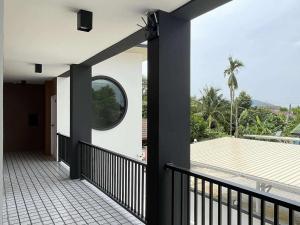 นราพฤกษา อพาร์ทเมนท์的阳台或露台