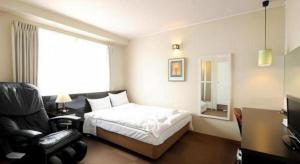 Кровать или кровати в номере Hotel The Grand Court Matsusaka