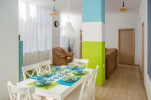 comedor con mesa blanca y sillas en Old City by CityLife Suites en Bucarest