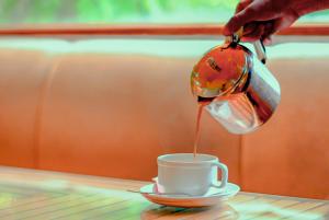 Kemudahan buat kopi dan teh di Hotel Mirage
