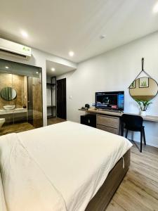 TV a/nebo společenská místnost v ubytování The Fern Hotel Sunset Town Phu Quoc