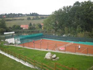 Tenis a/nebo squash v ubytování Sport-hotel Šibeniční vrch nebo okolí