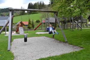 Lasten leikkialue majoituspaikassa Gasthof Pension Schweiger "JAGAWIRT"