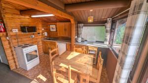 an overhead view of a kitchen with a table and chairs at Happy Place LogCabin in Trawsfynydd
