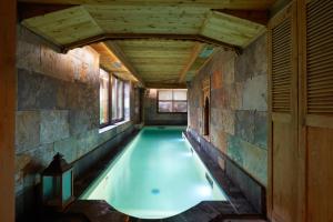 Bazén v ubytování Hotel et Spa Le Lion d'Or nebo v jeho okolí