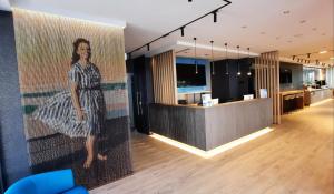 een vrouw in een jurk op een muur in een kamer bij Residence Diana in Bibione +289 foto's