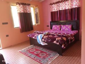 Giường trong phòng chung tại Ghughuti home stay