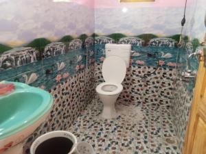 Phòng tắm tại Ghughuti home stay +120 ảnh
