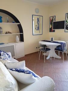 ein Wohnzimmer mit einem Tisch, einem Tisch und Stühlen in der Unterkunft Villa Anna Rosa in Ravello