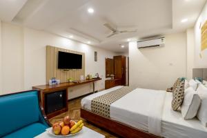 TV a/nebo společenská místnost v ubytování HOTEL NEU VILLA - New Delhi City Center