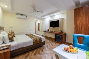 TV a/nebo společenská místnost v ubytování HOTEL NEU VILLA - New Delhi City Center