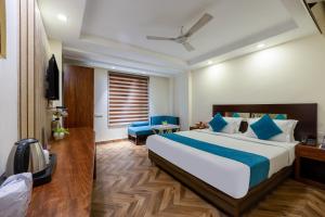 Postel nebo postele na pokoji v ubytování HOTEL NEU VILLA - New Delhi City Center