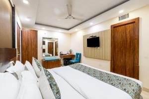 Μια τηλεόραση ή/και κέντρο ψυχαγωγίας στο Hotel Neu Villa I Top Location Near Connaught Place and New Delhi Railway Stn