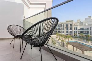 Bazén v ubytování Silkhaus luxurious studio in Art Gardens with gym access nebo v jeho okolí
