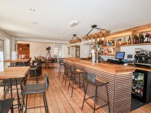 Ο χώρος του lounge ή του μπαρ στο 1 Miller's Island
