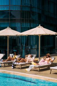Hilton Cairo Nile Maadi内部或周边的泳池