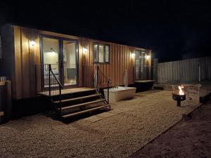 WhimpleにあるBramley Shepherds Hut - Whimpleの夜の火事の家