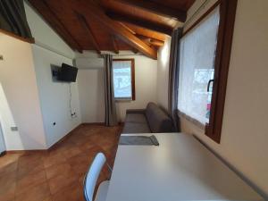 巴里萨尔多Guido Home Holiday的客厅里有一张桌子和一张沙发