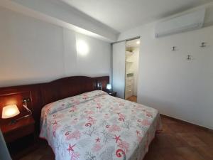 巴里萨尔多Guido Home Holiday的卧室里有一张床，床罩是红白相间的