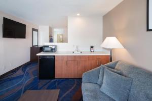 a living room with a couch and a sink at Quality Inn & Suites Kennewick Tri-Cities in Kennewick +37 photos