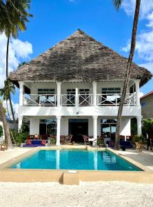 Kolam renang di atau di dekat The African Paradise Beach Hotel