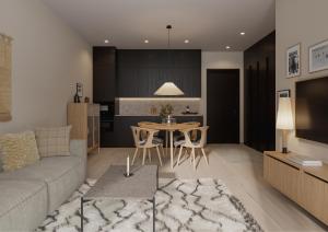 ein Wohnzimmer mit Sofa und Tisch in der Unterkunft Crest Chalet Ski-in Ski-out by Aavalevi in Levi