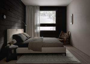 ein Schlafzimmer mit einem Bett und einem Fenster in der Unterkunft Crest Chalet Ski-in Ski-out by Aavalevi in Levi