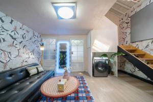 un soggiorno con un divano blu e un tavolo di Xizhi B&B & Two-bedroom House a Shanghai