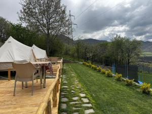Nespecifikovaný výhled na hory nebo výhled na hory při pohledu z luxury tent