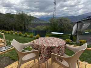 Nespecifikovaný výhled na hory nebo výhled na hory při pohledu z luxury tent