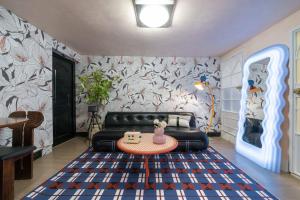 un soggiorno con un divano nero e un tavolo di Xizhi B&B & Two-bedroom House a Shanghai