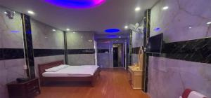 a bedroom with a bed and a shower in a room at Trí Thông Hotel in Ho Chi Minh City +11 photos