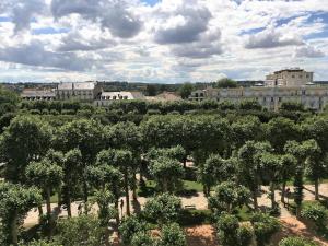 an aerial view of a park with trees and buildings at Appartement dernier étage, très belle vue - Centre-ville in Vichy +3 photos