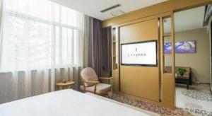 une chambre d'hôtel avec un lit et une télévision dans l'établissement Lavande Hotel Xi'an Longshouyuan Wenjing Road, à Xi'an