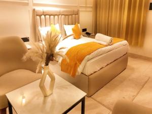 a bedroom with a bed and a table with aumedumedumedumedumedumed at Yashasvi Himalayan Resort in Barmoāri