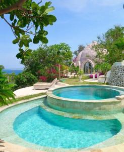 una piscina davanti a una casa di Villa Kingdome - 2 Bedrooms a Teluknarat