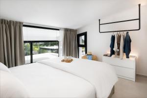 Postel nebo postele na pokoji v ubytování Seasalt Luxury Villas