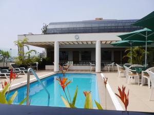 a hotel with a swimming pool and tables and chairs at Hotel Boulevard in Lima