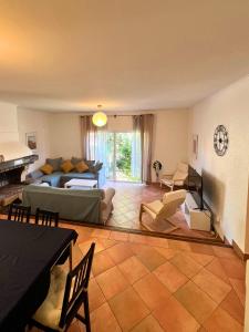 ein Wohnzimmer mit Sofa und Tisch in der Unterkunft Villa Les Terrasses de Giens in Hyères