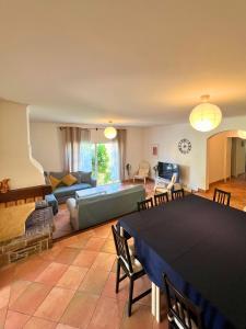 ein Wohnzimmer mit einem Tisch und einem Sofa in der Unterkunft Villa Les Terrasses de Giens in Hyères