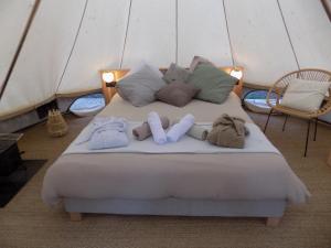 Fotografia z galérie ubytovania Tente luxe jacuzzi au bord des étangs v destinácii Le Vigeant