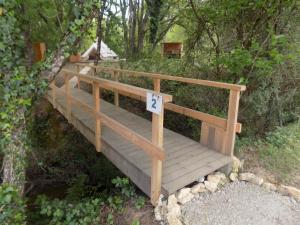 Fotografia z galérie ubytovania Tente luxe jacuzzi au bord des étangs v destinácii Le Vigeant